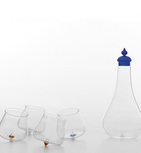 Set di 6 bicchieri/tumbler fatti a mano in vetro borosilicato, resistente agli shock termici, lavabile in lavastoviglie a 60° C e uso in microonde. Il bicchiere Pirolo ruota come una trottola sul proprio asse e si appoggia in modo obliquo. Dimensioni: Ø 8 x h 8,2 cm Capacità: 26 cl. In negozio e online su tuttochic.it