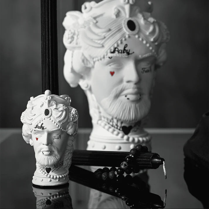 Portacandela in poliresina, completo di candela in cera di colore nero, della esuberante e iconica collezione Sagrada Familia. Dimensioni: cm 7,5 x h 12 (senza candela. In negozio e online su tuttochic.it