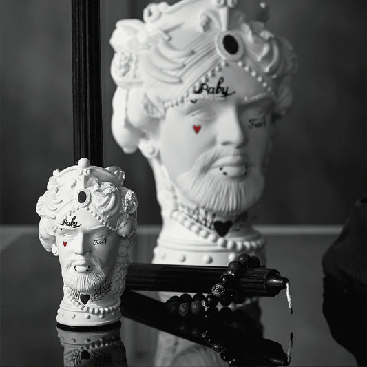 Portacandela in poliresina, completo di candela in cera di colore nero, della esuberante e iconica collezione Sagrada Familia. Dimensioni: cm 7,5 x h 12 (senza candela. In negozio e online su tuttochic.it