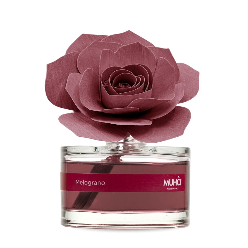 Una raffinata confezione in bottiglia di vetro, con diffusore a forma di rosa in legno di betulla naturale realizzato a mano. Completo di essenza 50 ml. MELOGRANO. In negozio e online su tuttochic.it