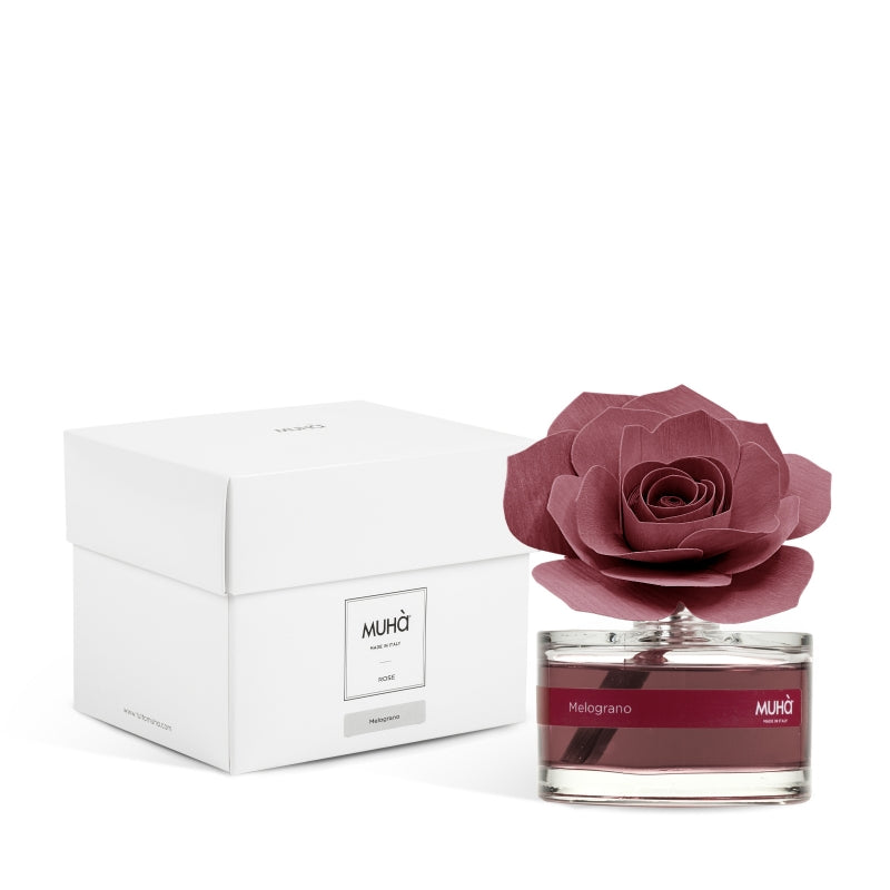 Una raffinata confezione in bottiglia di vetro, con diffusore a forma di rosa in legno di betulla naturale realizzato a mano. Completo di essenza 50 ml. MELOGRANO. In negozio e online su tuttochic.it