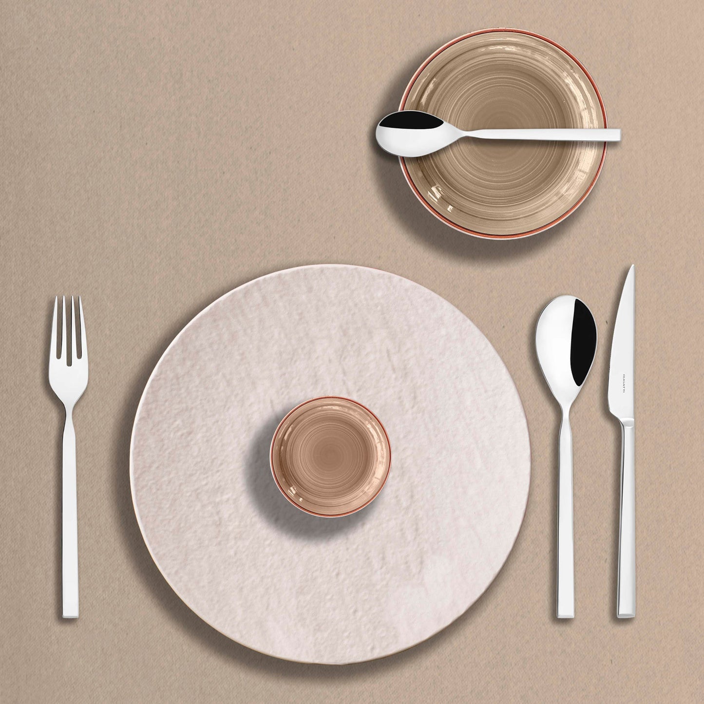 Il Set 24 pezzi è composto da:6 cucchiai da tavola6 forchette da tavola6 coltelli da tavola6 cucchiaini caffè Dalla forma lineare, elegante ed armoniosa, Puro è la linea di posate acciaio inox 18/10 di Bugatti per una mise en place raffinata e sofisticata. Lavabili in lavastoviglie. In negozio e online su tuttochic.it