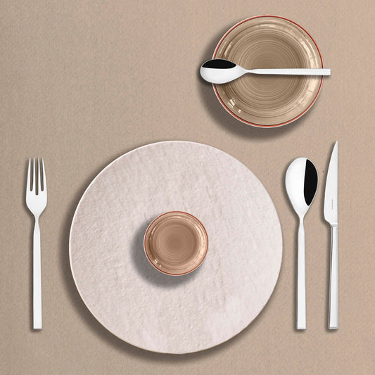 Il Set 24 pezzi è composto da:6 cucchiai da tavola6 forchette da tavola6 coltelli da tavola6 cucchiaini caffè Dalla forma lineare, elegante ed armoniosa, Puro è la linea di posate acciaio inox 18/10 di Bugatti per una mise en place raffinata e sofisticata. Lavabili in lavastoviglie. In negozio e online su tuttochic.it