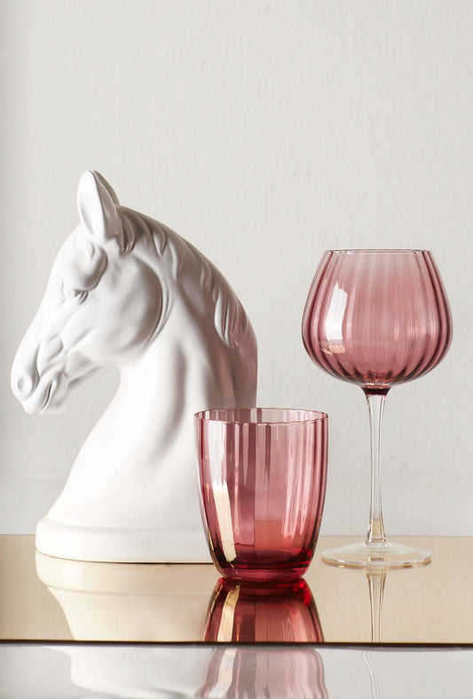 Rendete unica ogni occasione con il set di calici trasparenti della collezione Prismia di Rose & Tulipani. Realizzati in pregiato vetro soffiato e arricchiti da un delicato colore rosa trasparente. Capacità: 460 ml - Dimensioni: cm 10 x 20 h. In negozio e online su tuttochic.it