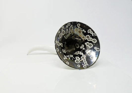 Scaramaz è un amplificatore compatibile con tutti gli smartphone in cui la cassa acustica è posizionata in basso, vicino al microfono. Scaramaz ti permetterà di aumentare il volume del tuo smartphone di 15/20 decibel! Realizzato a mano in ceramica 100% italiana e smalti atossici. In negozio e online su tuttochic.it