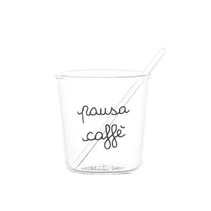 Goditi il tuo espresso con stile e un pizzico di ironia con il set di 4 bicchierini espresso "Pausa Caffè". Realizzati in resistente vetro borosilicato con decoro "Pausa Caffè" in nero. Lavabili in lavastoviglie. Dimensioni: Ø 5.8 cm x h 6 cm - palettina in vetro inclusa.  In negozio e online su tuttochic.it