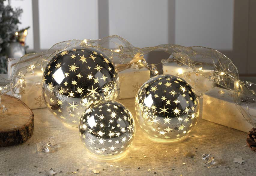 Realizzata in vetro color argento lucido con decoro stelline. Diam. 10 cm. Funziona con 3 batterie stilo incluse. In negozio e online su tuttochic.it