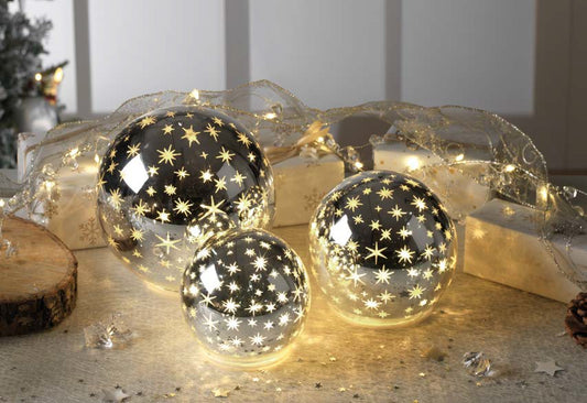 Realizzata in vetro color argento lucido con decoro stelline. Diam. 10 cm. Funziona con 3 batterie stilo incluse. In negozio e online su tuttochic.it