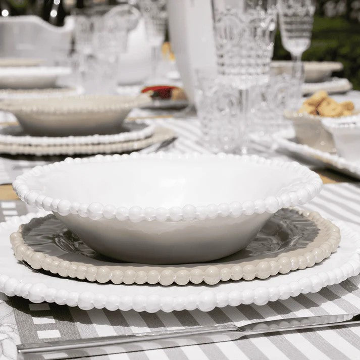 Set 6 piatti fondi in melamina di colore bianco dell'innovativa collezione Joke. Tonalità pastello e caratteristico bordo rivestito di micro sfere ornamentali fanno della linea in melamina un ottimo alleato per la tavola. Lavabile in Lavastoviglie. No Microonde Dimensioni: Ø 21,5 cm. In negozio e online su tuttochic.it