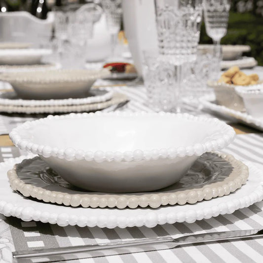 Set 6 piatti fondi in melamina di colore bianco dell'innovativa collezione Joke. Tonalità pastello e caratteristico bordo rivestito di micro sfere ornamentali fanno della linea in melamina un ottimo alleato per la tavola. Lavabile in Lavastoviglie. No Microonde Dimensioni: Ø 21,5 cm. In negozio e online su tuttochic.it