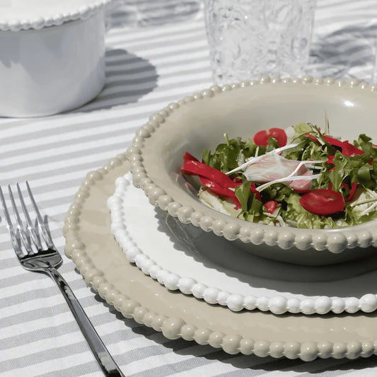 Set 6 piatti fondi in melamina di colore tortora dell'innovativa collezione Joke. Tonalità pastello e caratteristico bordo rivestito di micro sfere ornamentali fanno della linea in melamina un ottimo alleato per la tavola. Lavabile in Lavastoviglie. No Microonde Dimensioni: Ø 21,5 cm. In negozio e online su tuttochic.it