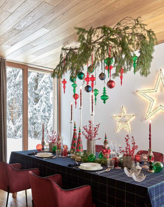 Decorazione luminosa per vari utilizzi, realizzata in metallo color oro con 120 microled lampeggianti Uso interno ed esterno (non direttamente alle intemperie)Input/alimentazione: 230 V - AC 50 Hz Output/potenza 4,5V 3,6WGrado protezione IP44 Lunghezza cavo: 3 mt. In negozio e online su tuttochic.it