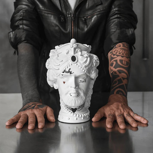 Testa Decorativa in poliresina. Il trasgressivo, incarna l’energia di coloro che sfidano i limiti, rompono le convenzioni e si ribellano alle regole imposte dalla società. Dedicato agli spiriti liberi, agli innovatori e a coloro che si rifiutano di essere definiti... In negozio e online su tuttochic.it