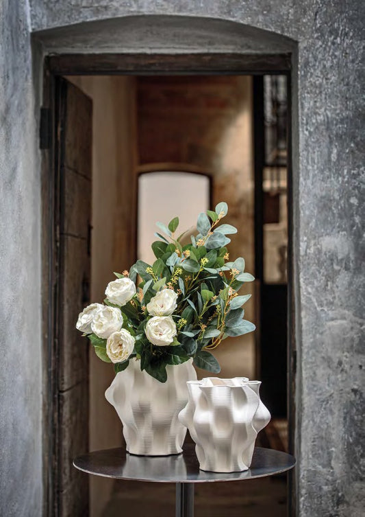 Esalta la tua casa con il Vaso Origami M della collezione "Trama" di Rituali Domestici. Realizzato con una stampante 3D, questo vaso decorativo in porcellana è un'opera d'arte moderna e unica. Dimensioni: Ø 23.5 x 20.5 h cm. In negozio e online su tuttochic.it