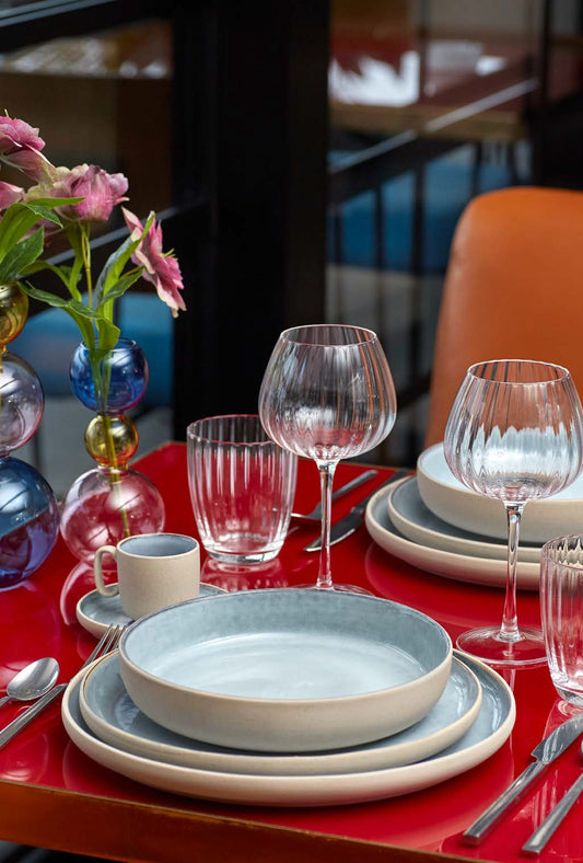 Esalta la tua esperienza di bere con questo elegante set di bicchieri Prismia. Ogni pezzo è realizzato con maestria in vetro soffiato. Con la sua forma prismatica unica, ogni sorso diventa un'esperienza lussuosa Capacità: 310 ml Dimensioni: cm 8,5 x 10,5 h Lavabile in lavastoviglie. In negozio e online su tuttochic.it