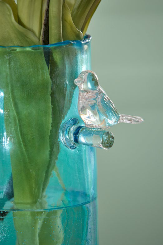 Esalta la bellezza della tua casa con il Vaso Trespolo cilindrico con uccellino h 15. Perfetto per ogni stile di arredamento. Dimensioni: cm Ø 10 x H 27. In negozio e online su tuttochic.it