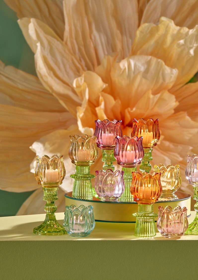 Il portacandela Tulipano Spring è un elegante accessorio per la casa. Realizzato in vetro colorato, aggiungerà un tocco di colore e di luminosità all'ambiente. Dimensioni: cm Ø 8 x h 17,5. In negozio e online su tuttochic.it