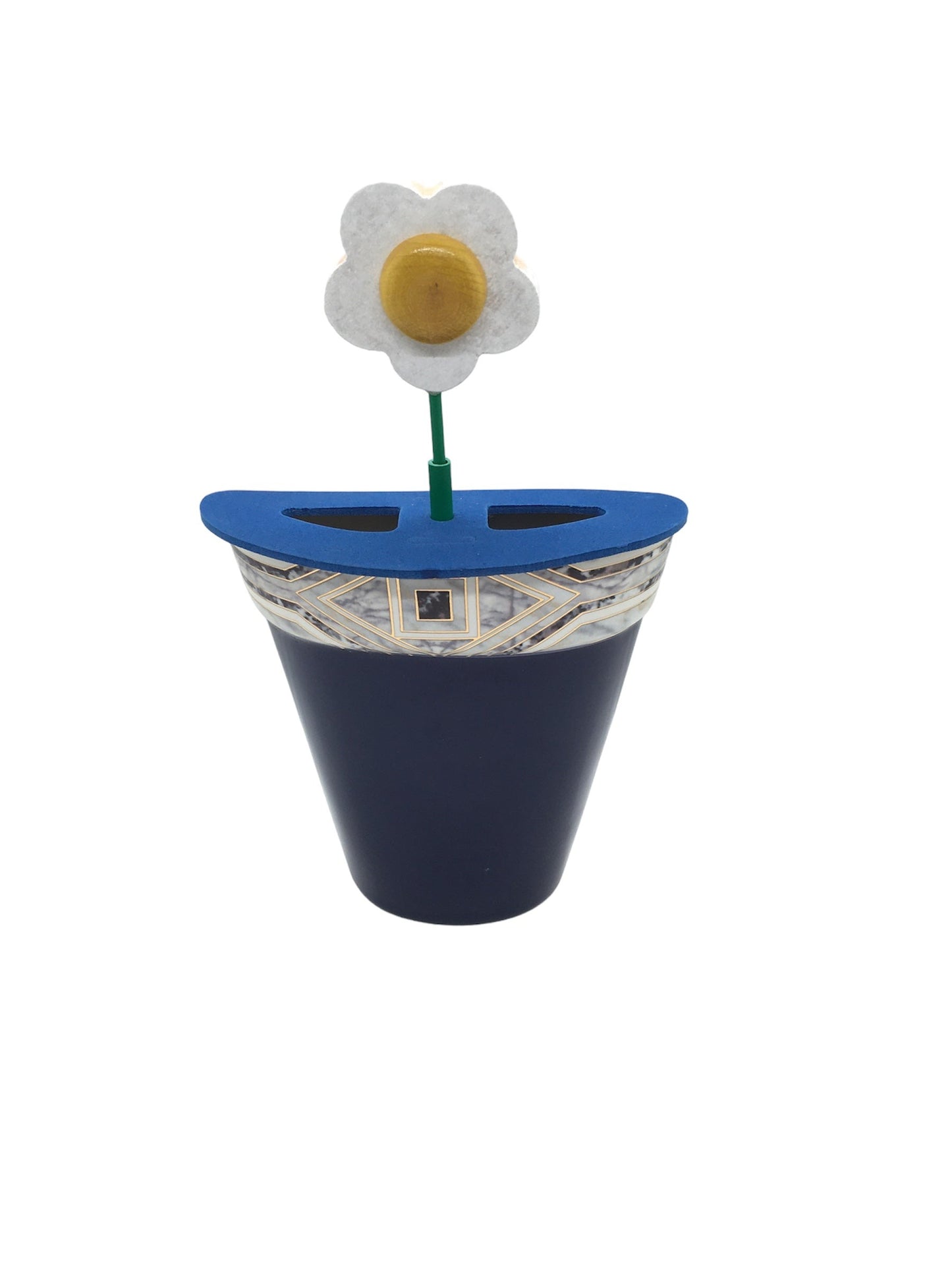 Umidificatore in ceramica decorata a forma di vasetto con fiore in legno munito di galleggiante che fornisce indicazioni sul livello dell'acqua. Dimensioni : vasetto H.14 cm, con fiore H. 30/24 cm larghezza 13 cm, profondità 5 cm Made in Italy. In negozio e online su tuttochic.it