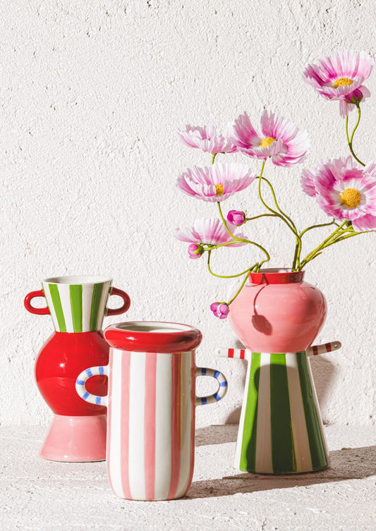 Vaso portafiori con la sua lavorazione artigianale e i dettagli decorativi lo rendono un'opera d'arte da ammirare. Dimensioni: cm Ø 12 x H 24. In negozio e online su tuttochic.it