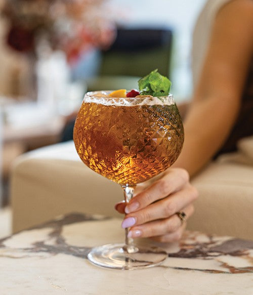 Set di 4 calici balloon soffiati a bocca e lavorati a mano in vetro sonoro superiore senza piombo. Collezione Veneziano Mixology, gli articoli di questa collezione si caratterizzano per la trasparenza. Design Federico de Majo 2023Dimensioni: Ø 10,8 x h 17,5 cm Capacità: 52 cl. In negozio e online su tuttochic.it