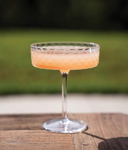 Set di 4 coppe soffiate a bocca e lavorate a mano in vetro sonoro superiore senza piombo. Collezione Veneziano Mixology, gli articoli di questa collezione si caratterizzano per la trasparenza... Design Federico de Majo 2023 Dimensioni: Ø 10,6 x h 12,8 cm Capacità: 25 cl. In negozio e online su tuttochic.it