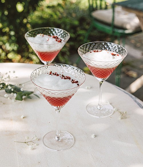 Set di 4 coppe Martini soffiati a bocca e lavorati a mano in vetro sonoro superiore senza piombo. Collezione Veneziano Mixology, gli articoli di questa collezione si caratterizzano per la trasparenza. Design Federico de Majo 2023 Dimensioni: Ø 10,2 x h 15,5 cm Capacità: 23 cl