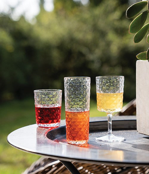Set di 4 bicchieri tumbler XL soffiati a bocca e lavorati a mano in vetro sonoro superiore senza piombo. Collezione Veneziano Mixology, gli articoli di questa collezione si caratterizzano per la trasparenza. Design Federico de Majo 2023 Dimensioni: Ø 9,6 x h 8,8 cm Capacità: 43 cl. In negozio e online su tuttochic.it