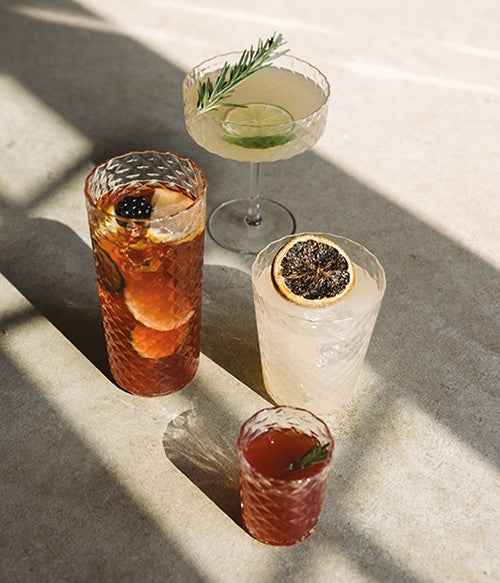 Set di 4 bicchierini shot soffiati a bocca e lavorati a mano in vetro sonoro superiore senza piombo. Collezione Veneziano Mixology, gli articoli di questa collezione si caratterizzano per la trasparenza... Design Federico de Majo 2023 Dimensioni: Ø 5,5 x h 6,5 cm Capacità: 8,5 cl. In negozio e online su tuttochic.it