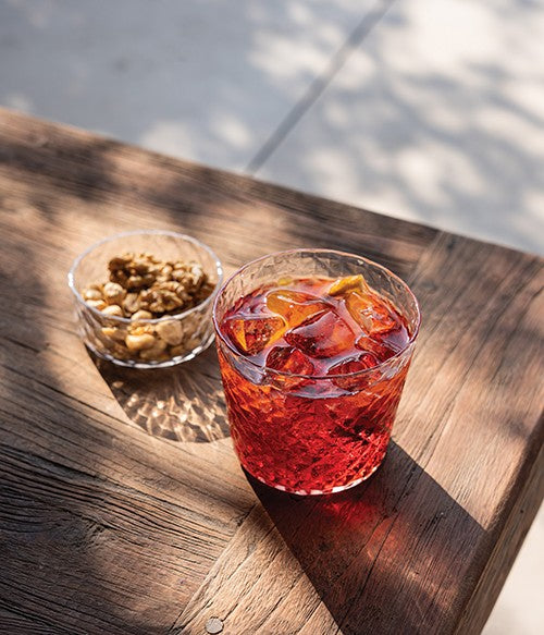 Set di 4 bicchieri tumbler XL soffiati a bocca e lavorati a mano in vetro sonoro superiore senza piombo. Collezione Veneziano Mixology, gli articoli di questa collezione si caratterizzano per la trasparenza. Design Federico de Majo 2023 Dimensioni: Ø 9,6 x h 8,8 cm Capacità: 43 cl. In negozio e online su tuttochic.it