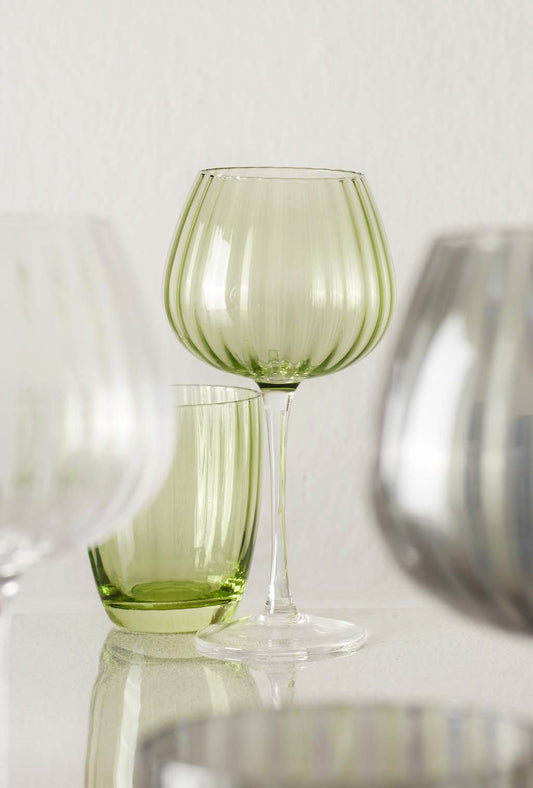 Rendete unica ogni occasione con il set di calici trasparenti della collezione Prismia di Rose & Tulipani. Realizzati in pregiato vetro soffiato e arricchiti da un delicato colore verde trasparente. Capacità: 460 ml - Dimensioni: cm 10 x 20 h. In negozio e online su tuttochic.it