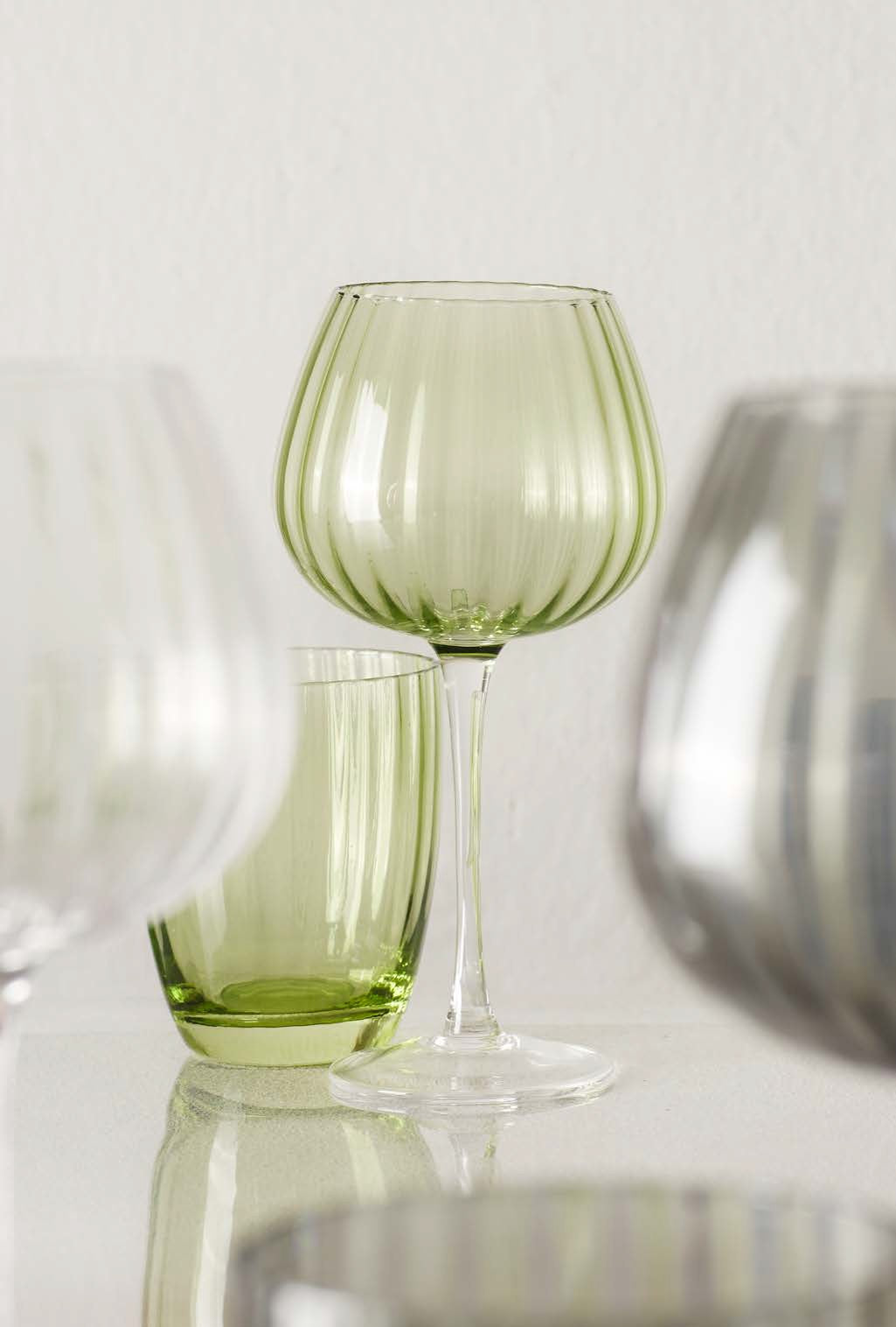 Esalta la tua esperienza di bere con questo elegante set di bicchieri della collezione Prismia di Rose & Tulipani. Ogni bicchiere è realizzato con maestria in vetro soffiato e arricchito da un delicato colore verde trasparente. Capacità: 310 ml - Dimensioni: cm 8,5 x 10,5 h. In negozio e online su tuttochic.it