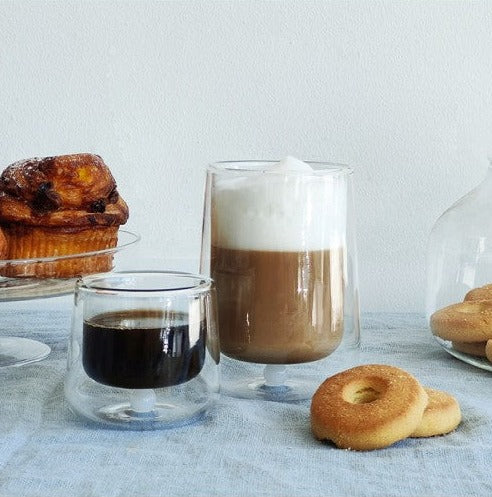 Set di 2 Mug fatte a mano in vetro borosilicato, resistente agli shock termici. Grazie alla vetrocamera mantiene la bevanda calda molto più a lungo. Il nome Bilia è riferito alla bilia interna di colore bianco. Design Federico de Majo. Dimensioni: Ø 8,2 x h 11 cm Capacità: 27 cl. In negozio e online su tuttochic.it