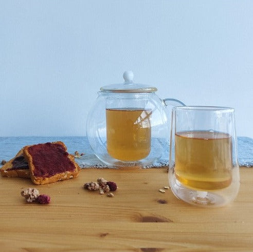 Set di 2 Mug fatte a mano in vetro borosilicato, resistente agli shock termici. Grazie alla vetrocamera mantiene la bevanda calda molto più a lungo. Il nome Bilia è riferito alla bilia interna di colore bianco. Design Federico de Majo. Dimensioni: Ø 8,2 x h 11 cm Capacità: 27 cl. In negozio e online su tuttochic.it