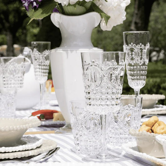 Set di 6 Flute in acrilico trasparente della collezione ricercata e ricca Baroque & Rock. Opulente e fastosa, minuziosa in ogni suo dettaglio, originale nei profili ed enfatica. Dimensioni singolo calice: Ø 6 cm / h 25 cm Lavabile in lavastoviglie, no microonde. In negozio e online su tuttochic.it