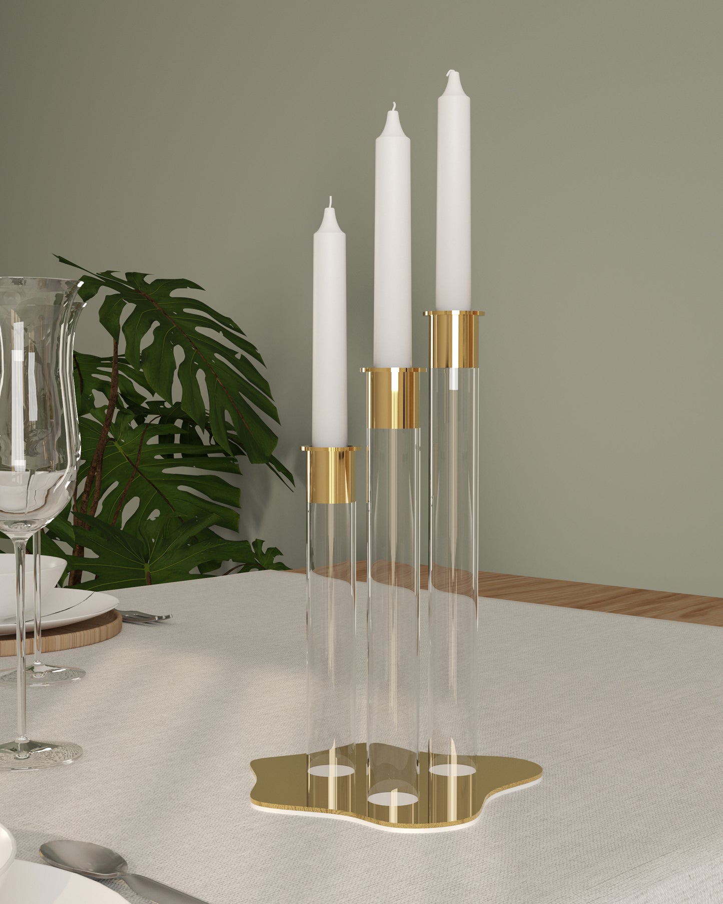 Portacandele con base e struttura in cristallo acrilico e bicchierino porta candele in acciaio. Bicchieri portacandele e base color oro lucido. Dimensioni: Ø 17 x 27 h cm Il prodotto viene venduto senza candele. In negozio e online su tuttochic.it