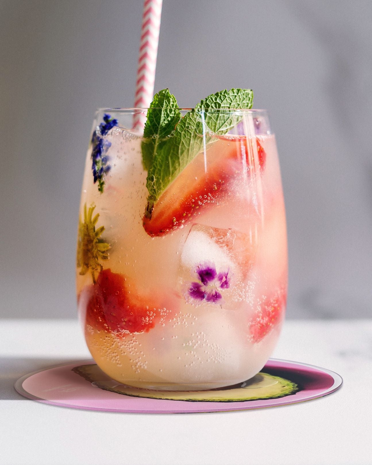 L’arte e l’ironia di Lucia Heffernan vestono una tavola originale e non convenzionale grazie ai 6 sottobicchieri in cristallo acrilico con stampe assortite. Dimensioni: (sottobicchiere singolo)cm Ø 8, spessore 3 mm