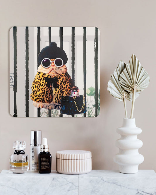 Specchio in cristallo acrilico, decorato con le ironiche immagini della collezione Lucia Heffernan: “Attraverso i miei dipinti, cerco di dare agli animali una voce e una personalità, facendo luce sulla nostra esistenza unicamente umana.” Dimensioni: cm 30 x 30 spessore 8 mm. In negozio e online su tuttochic.it