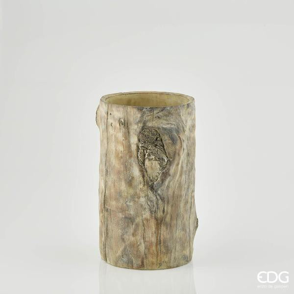 Vaso in cemento effetto tronco di albero. Dimensioni: cm Ø 24 x 40 h. Peso: Kg 10. In negozio e online su tuttochic.it