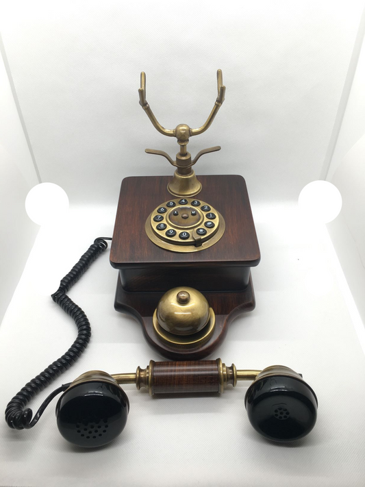 Telefono decorativo in scatola realizzato in legno e particolari in ottone brunito. Fatto in Italia da Sitel. Telefono omologato dall'Istituto Superiore Poste e Telegrafi - TLC Dimensioni: (chiuso) cm 16 x 23 x 23 h. In negozio e online su tuttochic.it