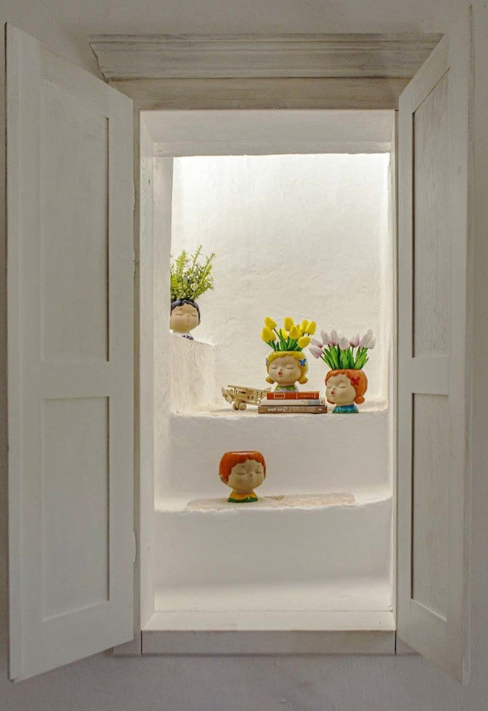 Cachepot in gres decorato. Dimensioni: cm 14 x 13.5 x 13 h. In negozio e online su tuttochic.it