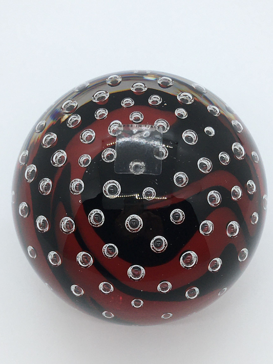 Boccia fermacarte in vetro di murano con motivi decorativi applicati a caldo, murrine striate rosse e nere. EDIZIONE LIMITATA Dimensioni: h 85 mm | diametro 90 mm