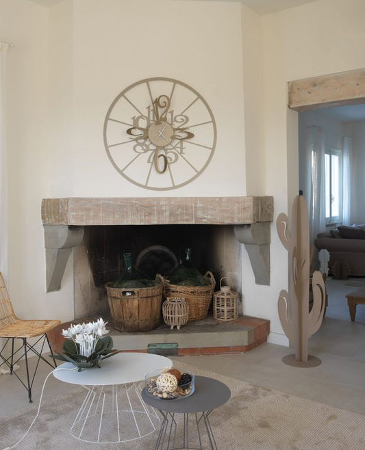 Orologio da parete con elementi di stili diversi: allegre cifre attorno un quadrante fine ed elegante. Dimensione: diam. 100 cm. In negozio e online su tuttochic.it