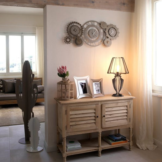 Orologio da parete caratterizzato da ingranaggi. Possiede tre quadranti su cui è possibile inserire diversi orari. Realizzato in metallo di colore Ardesia e Fango. Dimensione: 97 x 44 h. In negozio e online su tuttochic.it