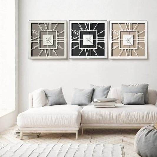 Orologio da parete in metallo verniciato a polvere epossidica di colore fango e avorio. Orologio da appendere perfetto per dare un tocco di vivacità all’ambiente. Dimensione: cm 50 x 50. In negozio e online su tuttochic.it