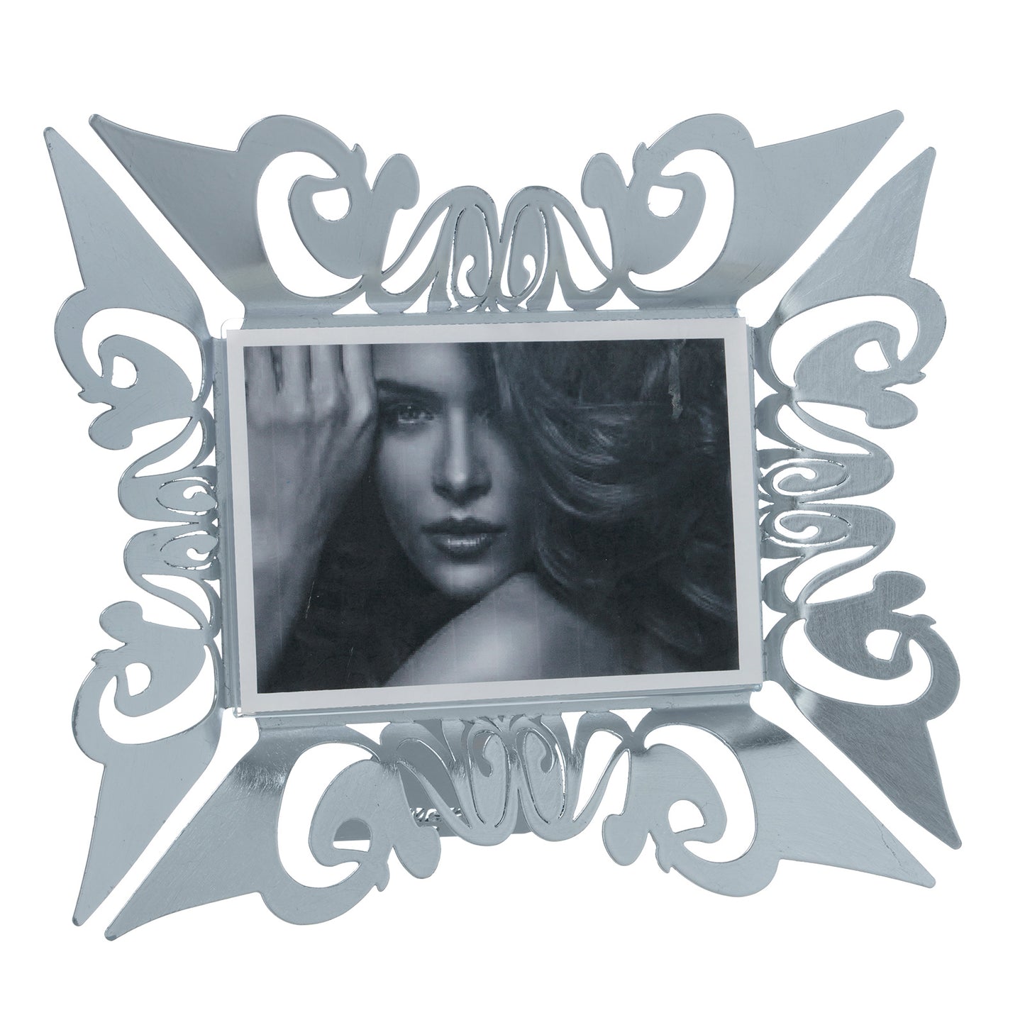 Cornice realizzata in metallo decorata con applicazione di foglia argento, è l’ideale per una camera da letto, un soggiorno o una zona living. I suoi motivi decorativi originali la rendono un pezzo di design unico. Dimensioni: 29 x 26H (17 x 13H) cm. In negozio e online su tuttochic.it