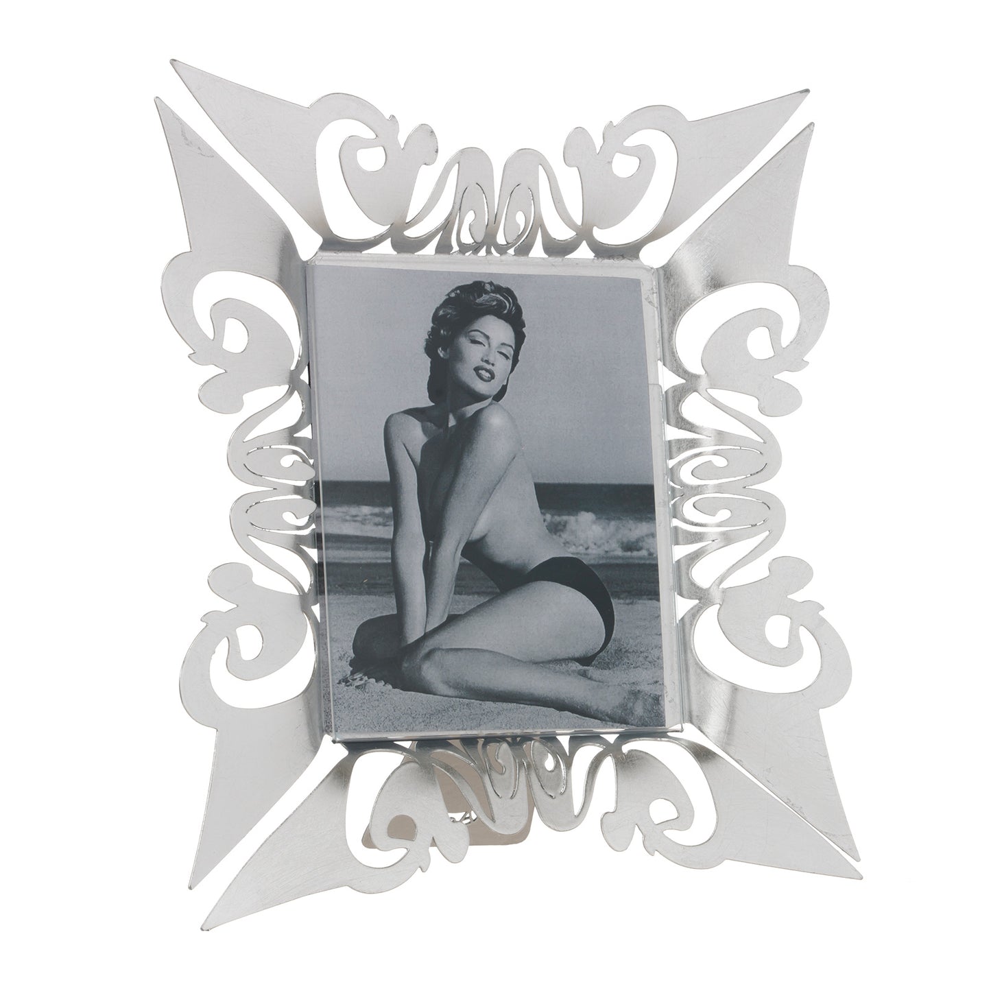 Cornice realizzata in metallo decorata con applicazione manuale di foglia argento, è l’ideale per una camera da letto, un soggiorno o una zona living. I suoi motivi decorativi originali la rendono un pezzo di design unico. Dimensioni: cm 26 x 29H (13 x 17H). In negozio e online su tuttochic.it