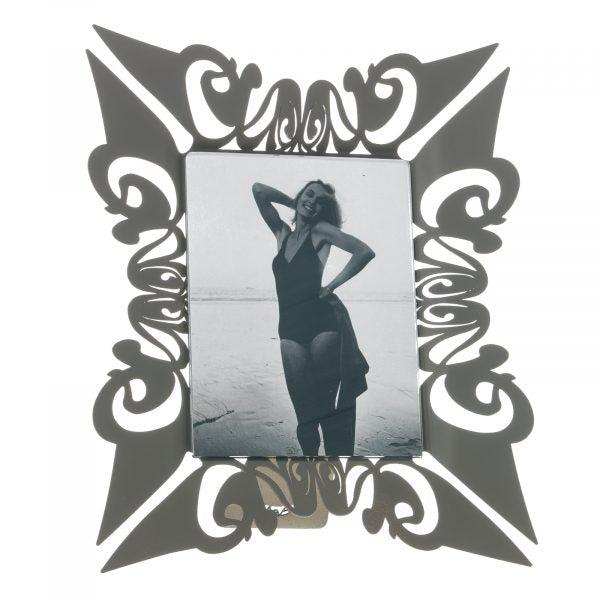 Cornice realizzata in metallo di colore fango, è l’ideale per una camera da letto, un soggiorno o una zona living. I suoi motivi decorativi originali la rendono un pezzo di design unico. Dimensioni: cm 26 x 29H (13 x 17H)