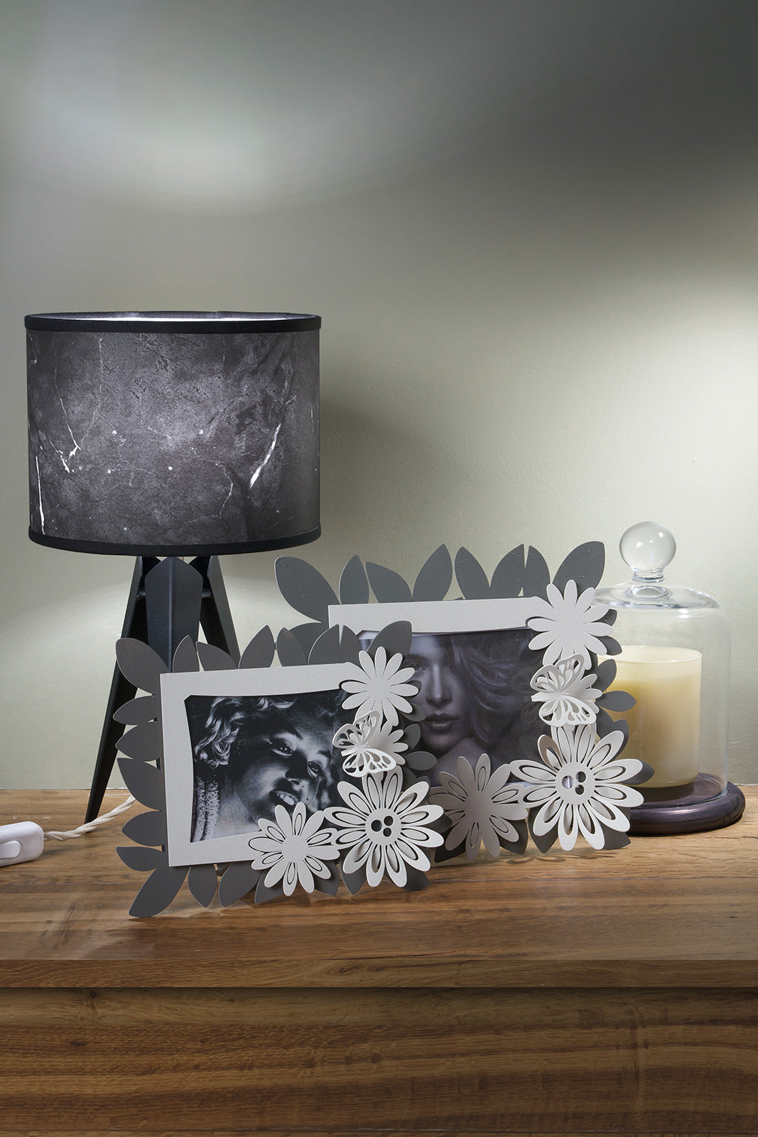 Portafoto con Margherite grande realizzata in metallo di colore fango e avorio fa parte della nuova linea Margherite. Un design unico che unisce insieme due dei simboli più rappresentativi della Primavera, ovvero farfalle e margherite. Dimensioni: cm 27 x 22H (16 x 12,5H). In negozio e online su tuttochic.it