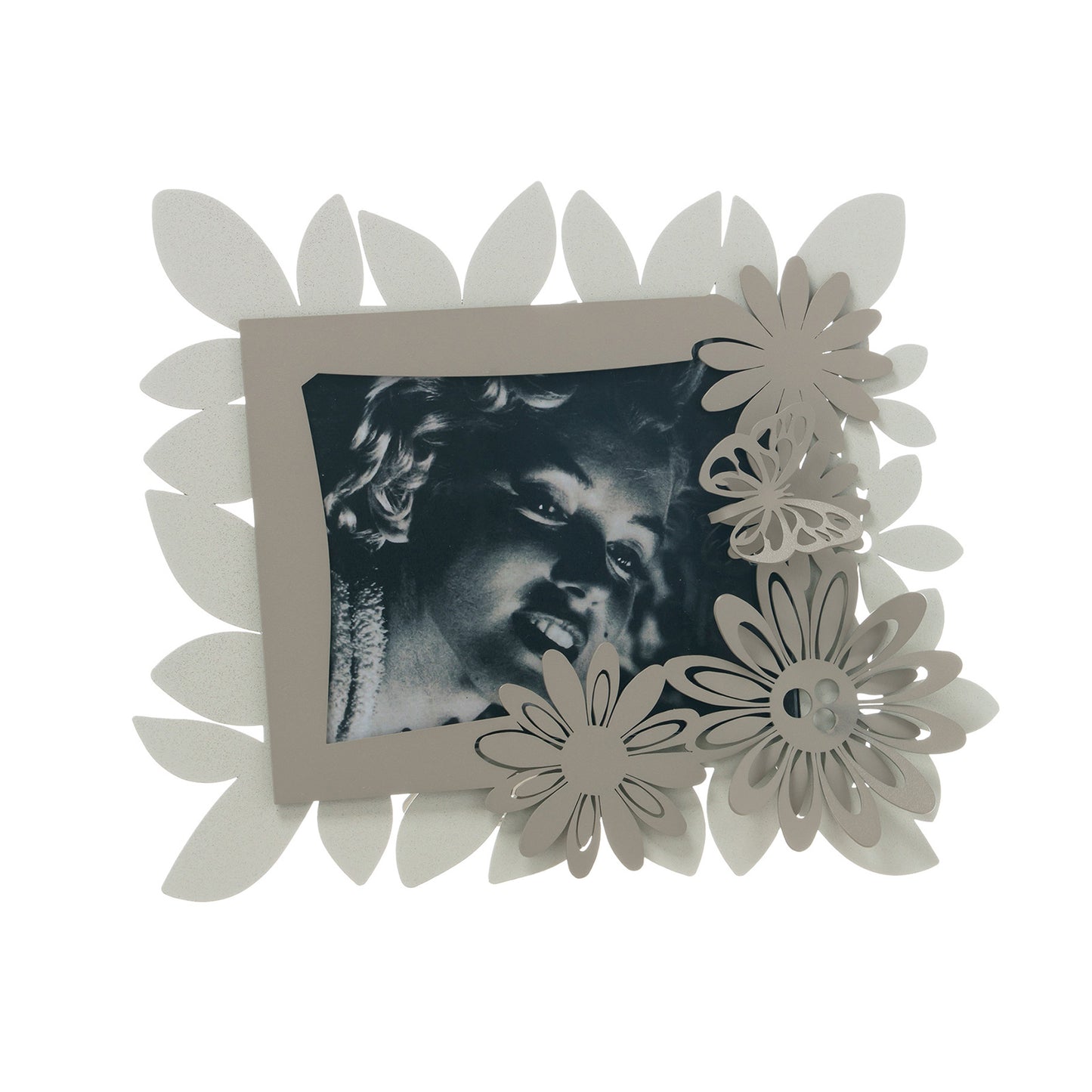 Portafoto con Margherite piccola realizzata in metallo di colore avorio e sabbia fa parte della nuova linea Margherite. Un design unico che unisce insieme due dei simboli più rappresentativi della Primavera, ovvero farfalle e margherite. Dimensioni: cm 22 x 18H (13,5 x 10,5H). In negozio e online su tuttochic.it