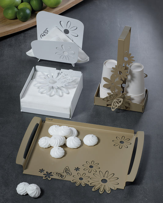 Porta Tovaglioli Margherite realizzato in metallo di colore bianco marmo è l’oggetto ideale per donare quel tocco di design alla tua tavola e alle tue feste! I fazzoletti sono tenuti insieme dal classico fiore della Primavera e da una farfalla leggiadra. Dimensioni: cm17 x 17P x 12H. In negozio e online su tuttochic.it